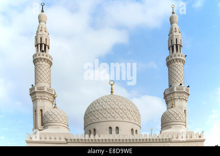 Cupola e minareti, la Moschea di Jumeirah a Dubai City, Dubai, Emirati Arabi Uniti Foto Stock