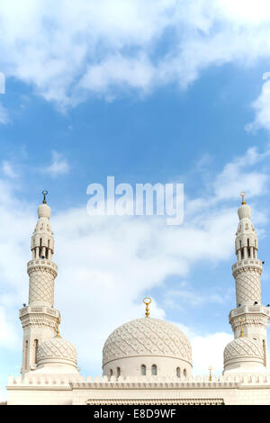 Cupola e minareti, la Moschea di Jumeirah a Dubai City, Dubai, Emirati Arabi Uniti Foto Stock