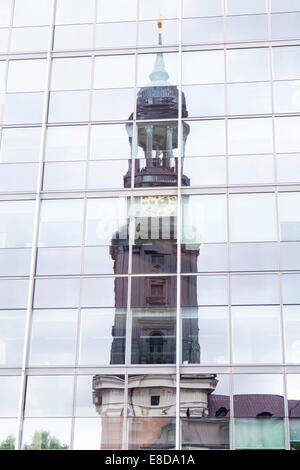 La Chiesa di San Michele si riflette in una facciata di vetro, Amburgo, Germania Foto Stock
