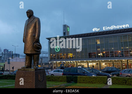 Statua di Anton Philips di fronte alla principale stazione ferroviaria, al tramonto, Eindhoven, Brabante Settentrionale, Paesi Bassi Foto Stock