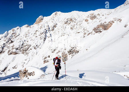 Ski tourer ascendente per il Col di Poma in Val di Funes, dietro le Odle di Eores, Dolomiti, Alto Adige, Italia Foto Stock