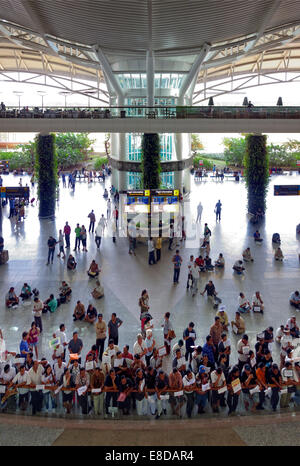Piazzale di arrivo con l'attesa greeters, Aeroporto di Ngurah Rai o l'Aeroporto Internazionale di Denpasar, Tuban, Bali, Indonesia Foto Stock