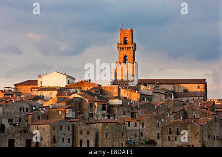 Pitigliano con la torre dei Santi Pietro e Paolo Cattedrale nella luce della sera, Pitigliano, Maremma, in provincia di Grosseto Foto Stock