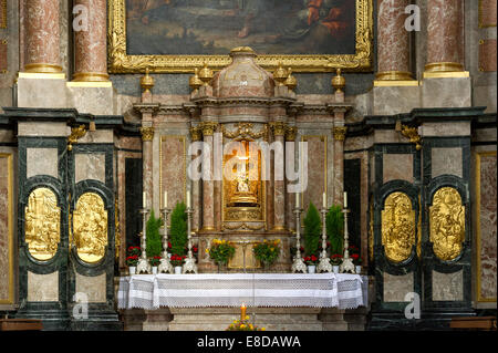 Altare maggiore con l'immagine miracolosa nel tabernacolo, la barocca chiesa dell Assunzione della Basilica di Santa Maria, l'Abbazia di Ettal, Ettal Foto Stock