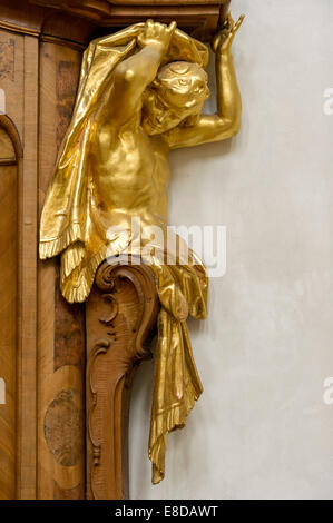 Atlas figura al confessionale, da Bartolomeo Zwinck, barocca chiesa dell Assunzione della Basilica di Santa Maria, l'Abbazia di Ettal, Ettal Foto Stock