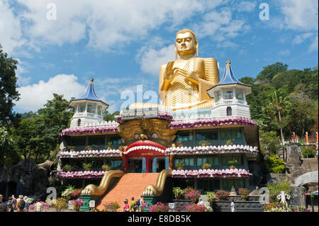 Il Tempio d'oro con una statua del Buddha, Dambulla, Sri Lanka Foto Stock