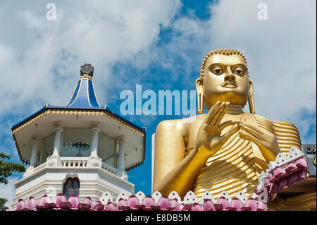 Statua del Buddha presso il Tempio Dorato, Dambulla, Sri Lanka Foto Stock