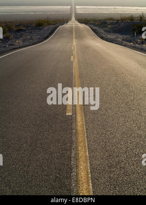 California State Route 190, vicino Panamint Springs, Panamint Valley, il Parco Nazionale della Valle della Morte, CALIFORNIA, STATI UNITI D'AMERICA Foto Stock