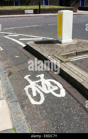 Un ciclo dedicato lane nel sud di Londra. Foto Stock