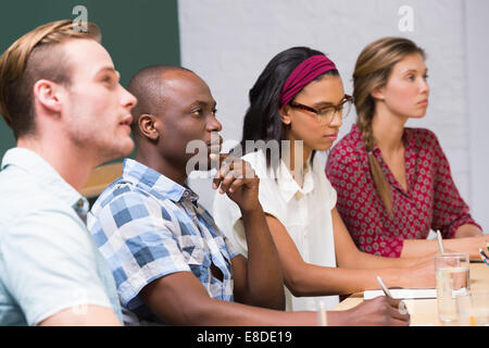 Attento ai colleghi creativi in riunione Foto Stock