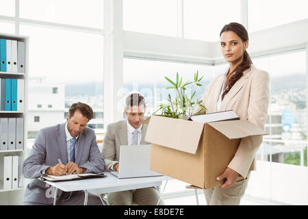 Imprenditrice che trasportano gli effetti personali nella casella Foto Stock