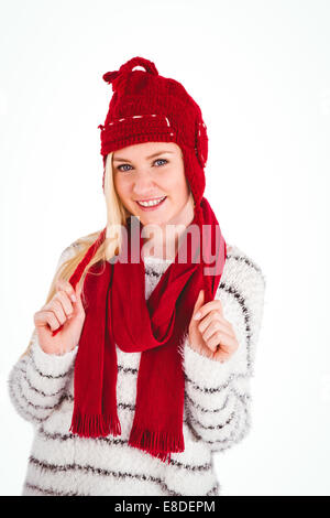 Festive bionda sorridente in telecamera Foto Stock