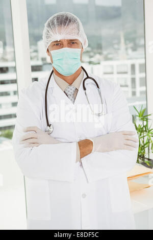 Il chirurgo indossa cappuccio chirurgico e la maschera in ospedale Foto Stock