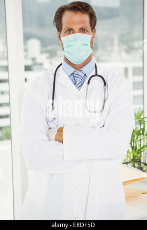 Medico indossando mascherina chirurgica in ospedale Foto Stock