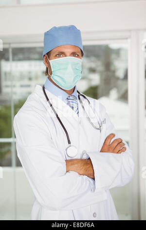 Medico indossando mascherina chirurgica in ospedale Foto Stock