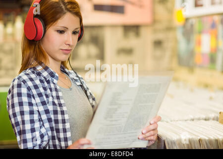 Ragazza cerca vinil mentre si ascolta la musica Foto Stock