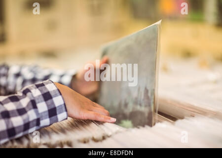 Pretty redhead ricerca un vinile Foto Stock