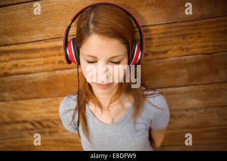 Tranquillo redhead ascoltando la musica con gli occhi chiusi Foto Stock