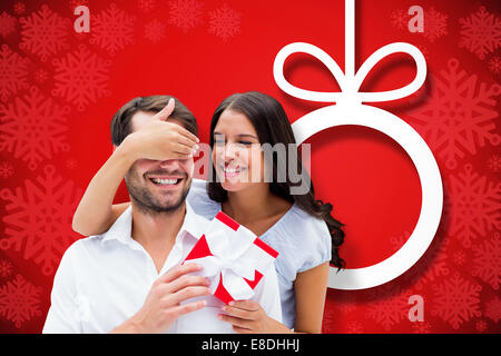 Immagine composita della donna sorprendente fidanzato con dono Foto Stock