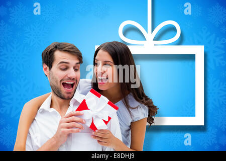 Immagine composita della donna sorprendente fidanzato con dono Foto Stock