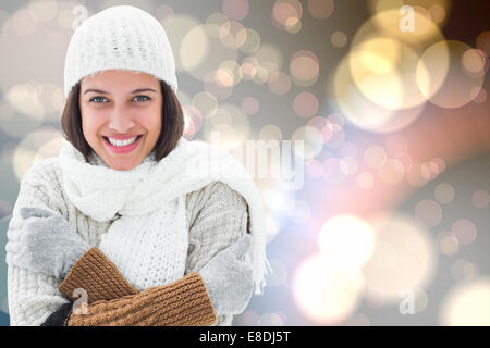 Immagine composita della Bruna in abiti caldi Foto Stock
