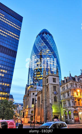 LONDON, Regno Unito - 06 giugno: i moderni edifici in vetro del Swiss Re Gherkin su Julne 06, 2014 a Londra, Inghilterra. La torre è di 180 Foto Stock