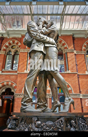 Londra - 7 giugno. Il abbracciando giovane da Paolo giornata presso "l'Incontro" saluta i passeggeri alla stazione ferroviaria internazionale di St Pancras Railway S Foto Stock