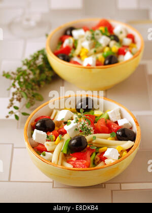 Insalata di pasta con maggiorana. Ricetta disponibile. Foto Stock