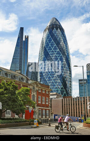 LONDON, Regno Unito - 06 giugno: i moderni edifici in vetro del Swiss Re Gherkin su Giugno 06, 2014 a Londra, Inghilterra. La torre è di 180 m Foto Stock