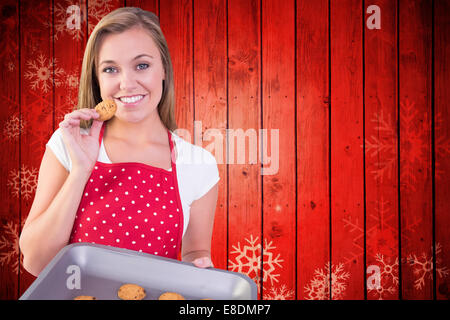 Immagine composita della massaia piuttosto che mostra cookie a caldo Foto Stock