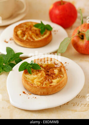 Apple canapes. Ricetta disponibile. Foto Stock