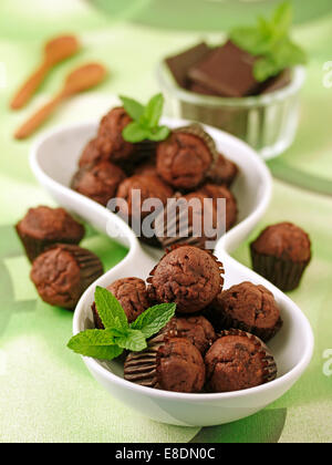 Mini muffin al cioccolato. Ricetta disponibile. Foto Stock