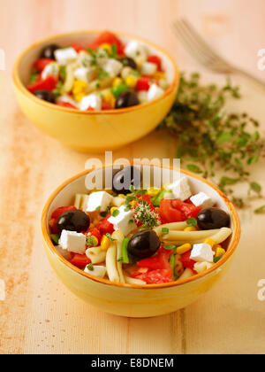 Insalata di pasta con maggiorana. Ricetta disponibile. Foto Stock