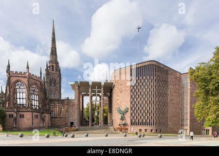 Le rovine della vecchia e della nuova adiacente St Michael's Cathedral, Coventry, Warwickshire, Inghilterra, Regno Unito Foto Stock