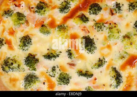In prossimità della parte superiore di un salmone fatti in casa e i broccoli quiche, Inghilterra, Regno Unito. Foto Stock