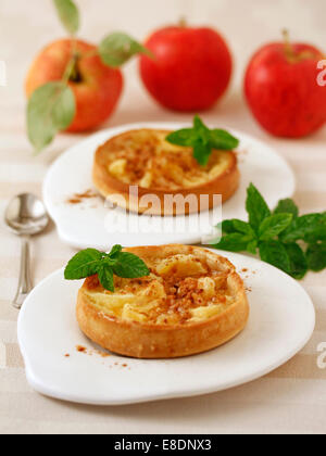 Apple canapes. Ricetta disponibile. Foto Stock