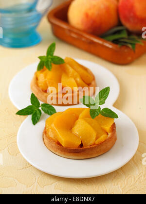 Peach canapes. Ricetta disponibile. Foto Stock