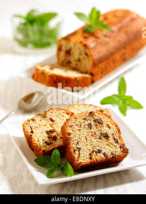 Pan di Spagna con lo yogurt greco e aggiungete pezzetti di cioccolato. Ricetta disponibile. Foto Stock