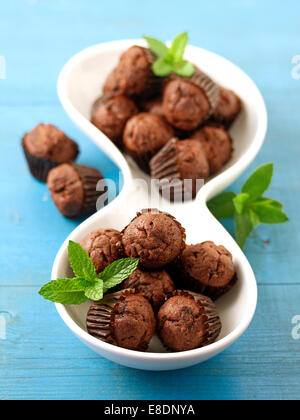 Mini muffin al cioccolato. Ricetta disponibile. Foto Stock