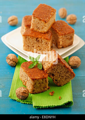 Integrale di pan di spagna con le noci. Ricetta disponibile. Foto Stock