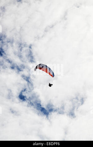Parapendio Il parapendio è il ricreativo e competitivo sport di avventura di battenti parapendii hobby passatempo attività per il tempo libero Foto Stock
