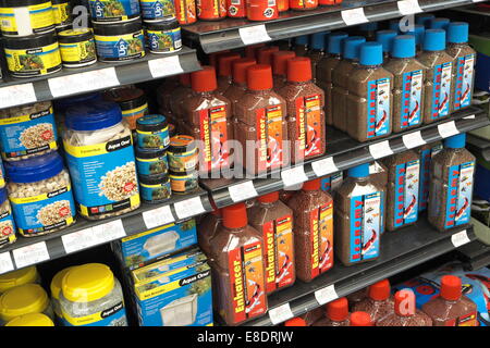 Alimento per pesci di acquario e materiali di consumo per la vendita in un sydney fish shop,l'australia Foto Stock