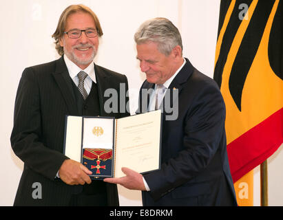 Berlino, Germania. 06 ott 2014. Presidente federale tedesco Joachim Gauck (R) awards attore Goetz George da Berlino con un ordine di merito in occasione del Giorno dell'unità tedesca a Berlino, Germania, 06 ottobre 2014. Foto: TIM BRAKEMEIER/DPA/Alamy Live News Foto Stock