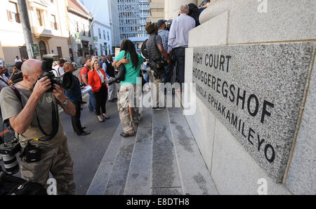 Cape Town, Sud Africa. Il 6 ottobre, 2014. i fotografi al di fuori del Tribunale durante il giorno 1 dell'Shrien Dewani prova al capo di alta Corte prima di giudicare Jeanette Traverso. Dewani è accusedof affitto hit men per uccidere sua moglie, Anni Dewani. Credito: Roger Sedres/Alamy Live News Foto Stock