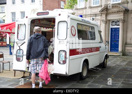 Poeta di emergenza ambulanza in Warwick centro città Foto Stock