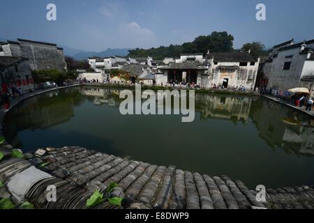 Yixian, cinese della provincia di Anhui. 6 Ottobre, 2014. Turisti visitano il punto panoramico di Yuezhao in Hongcun villaggio di Yixian County, est cinese della provincia di Anhui, 6 ott. 2014. Sebbene la settimana di vacanze nazionali stanno per giungere a una conclusione, il numero di turisti nel villaggio di Hongcun resta ancora alta. © Zhang Duan/Xinhua/Alamy Live News Foto Stock