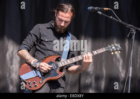 Austin, Texas, Stati Uniti d'America. 5 Ottobre, 2014. Il chitarrista ALEX ROSAMILIA della band il Gaslight Anthem suona dal vivo a Austin City Limits music festival di Austin in Texas Credito: Daniel DeSlover/ZUMA filo/Alamy Live News Foto Stock