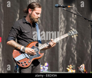 Austin, Texas, Stati Uniti d'America. 5 Ottobre, 2014. Il chitarrista ALEX ROSAMILIA della band il Gaslight Anthem suona dal vivo a Austin City Limits music festival di Austin in Texas Credito: Daniel DeSlover/ZUMA filo/Alamy Live News Foto Stock