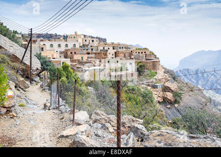 Immagine di un percorso a piedi e il villaggio Saiq Altopiano in Oman Foto Stock