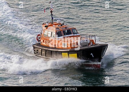 Barca pilota Racing per raccogliere pilota dalla nave Southampton Regno Unito Foto Stock